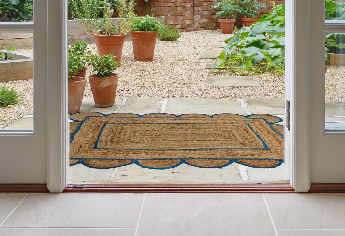  Στην εικόνα απεικονίζεται το χαλί τοποθετημένο στην είσοδο μίας πόρτας.